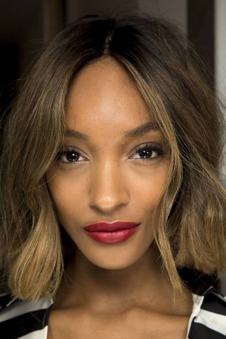 corte de pelo corto para mujer look dibujado corte recto en pasarelas con línea central tipo tinte