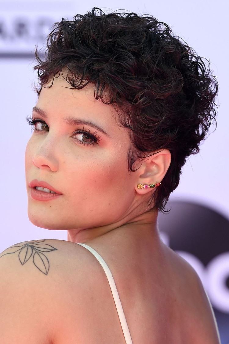 corte de pelo corto para mujer con cabello rizado estilo de alfombra roja de Halsey