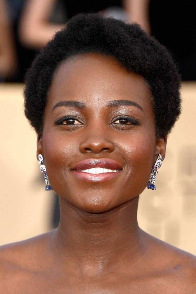 corte de pelo corto mujer afro cabello Lupita look favorecedor