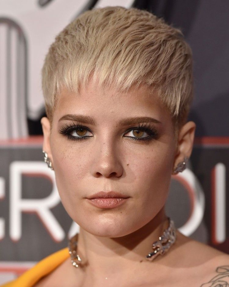 corte de pelo corto para mujer corte pixie rubio ceniza rojo trendy de Halsey
