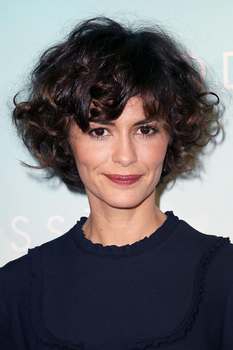 Corte de pelo corto ondulado cuadrado voluminoso de Audrey Toutou para mujer