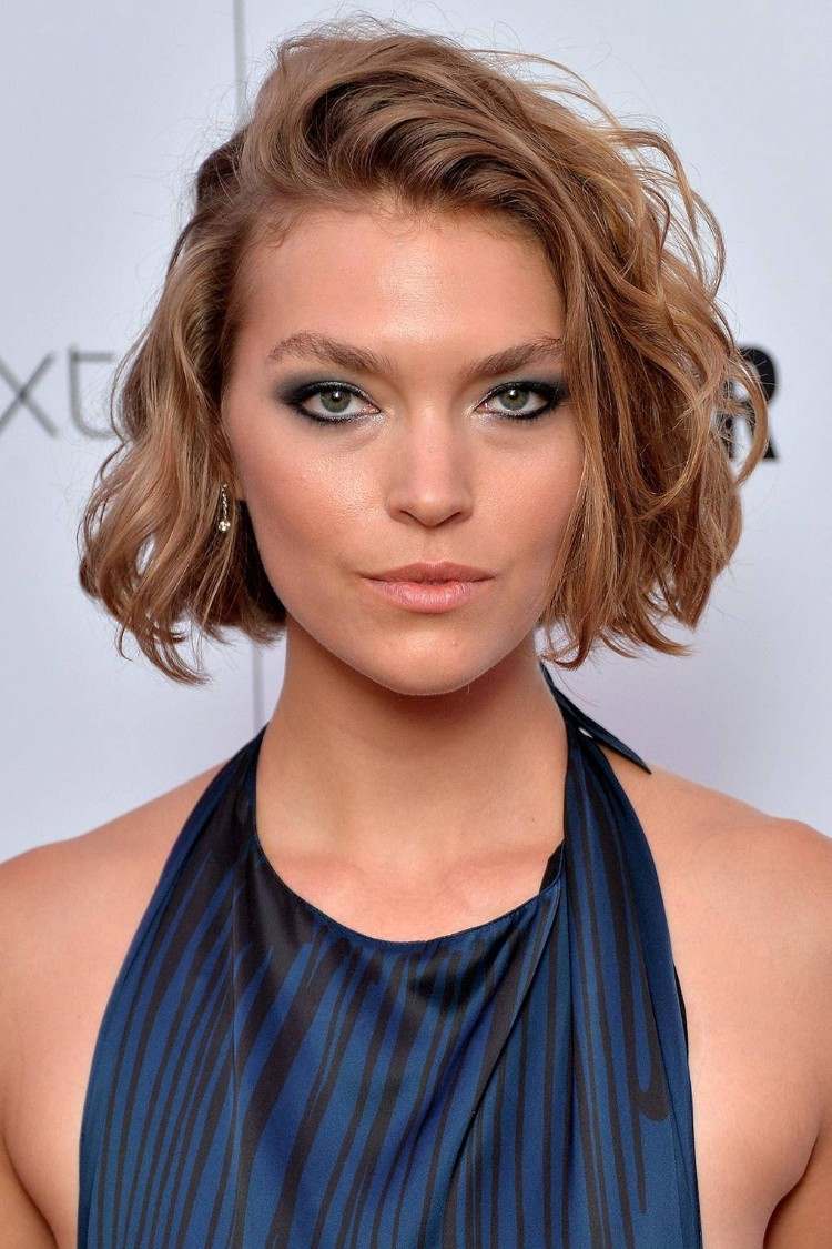 corte de pelo corto para mujer corte lateral ondulado cuadrado corto