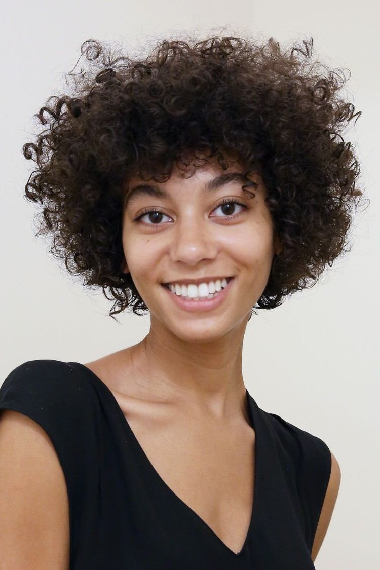 corte de pelo corto para mujeres con cabello afro cónico