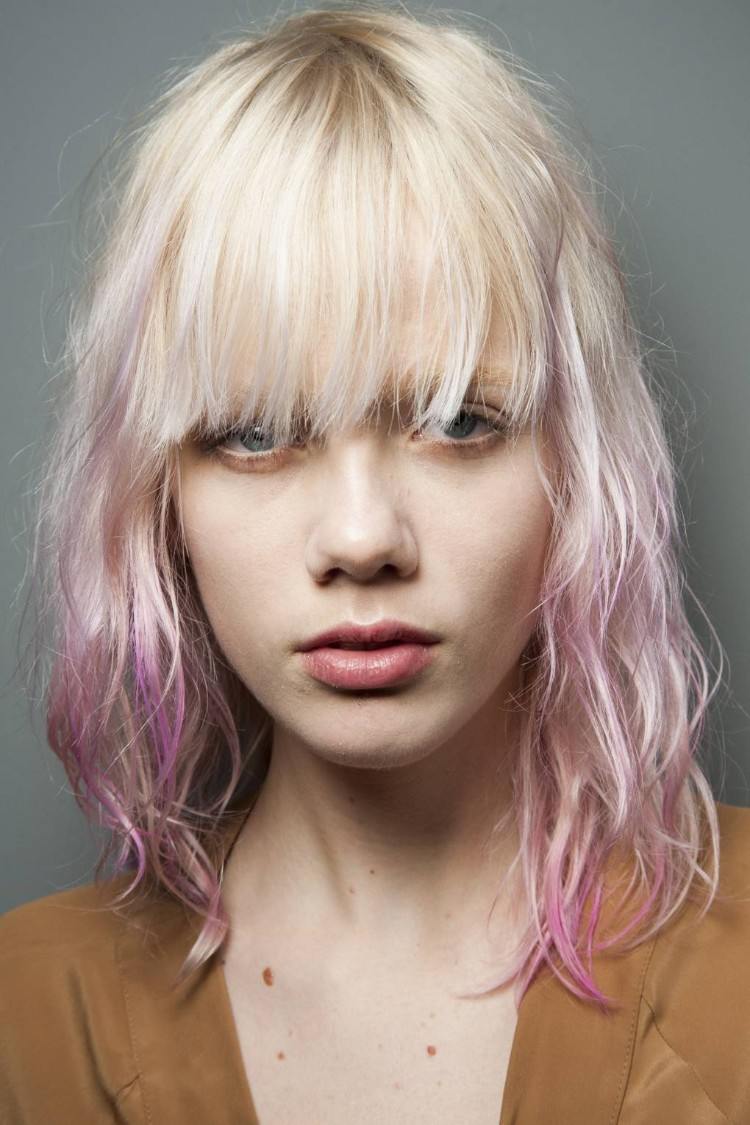 corte de pelo corto para mujer cuadrado cónico con flequillo rosa teñido anudado
