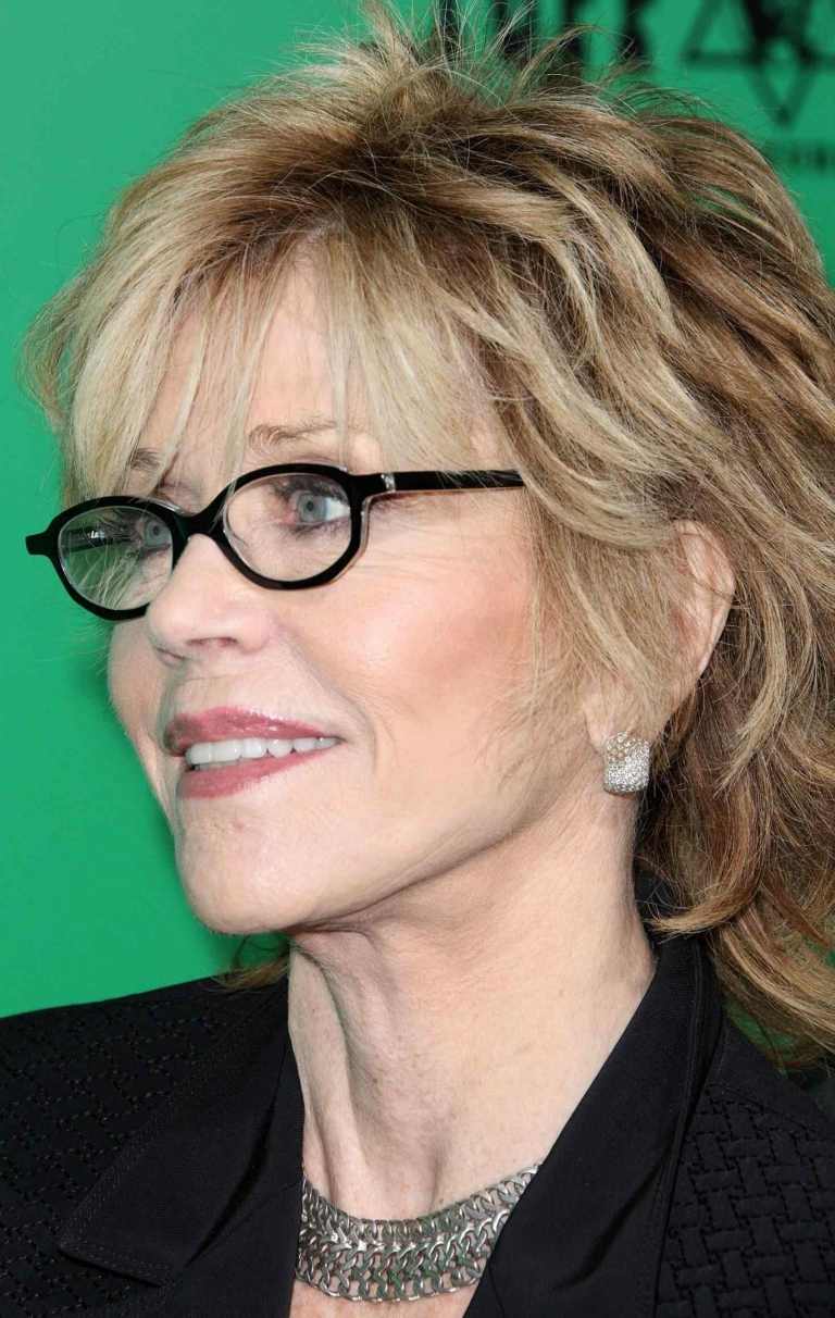 Cabello corto de Jane Fonda para mujeres mayores de 50 con flequillo fino
