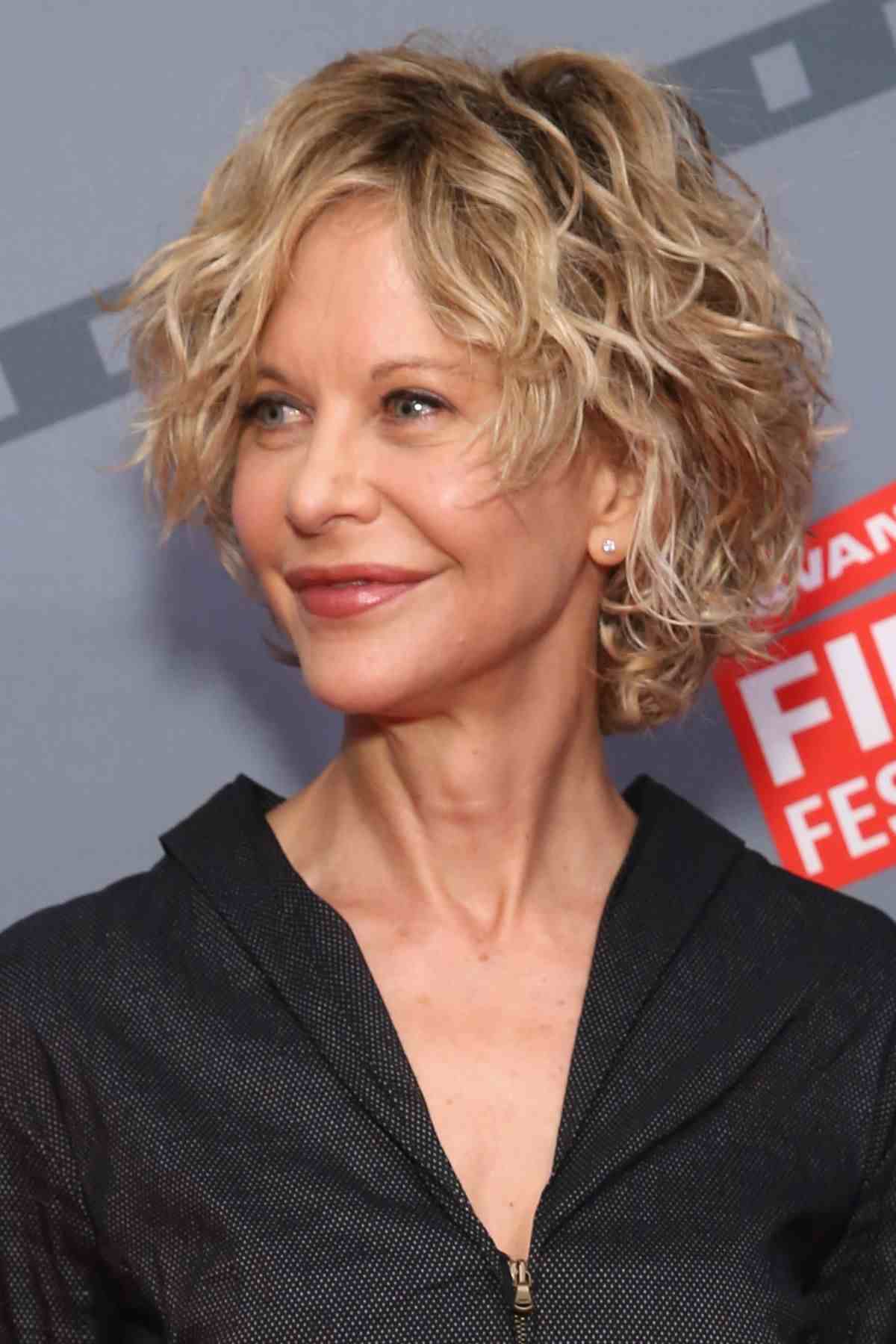 Meg Ryan tendencias de corte de cabello corto para mujer de 50 años con efecto ondulado