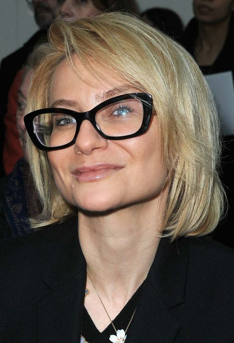 Estilismo para dama de 50 años con gafas, trucos e inspiraciones