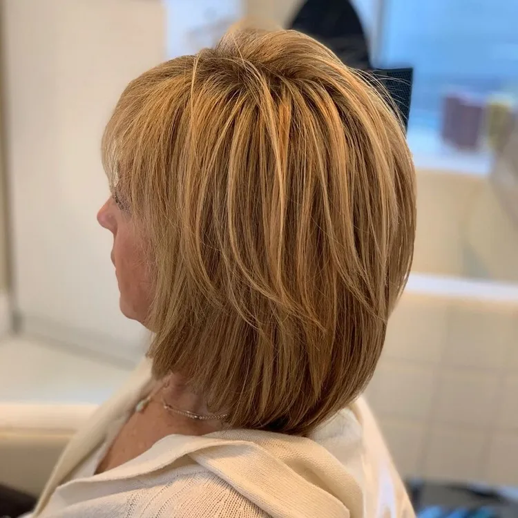Corte de pelo globo voluminoso en capas cortas para mujeres mayores de 50 años