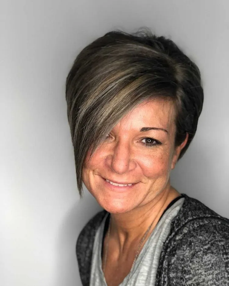 Corte de pelo corto mujer pelo fino asimétrico bob chic peinado tendencia 2022