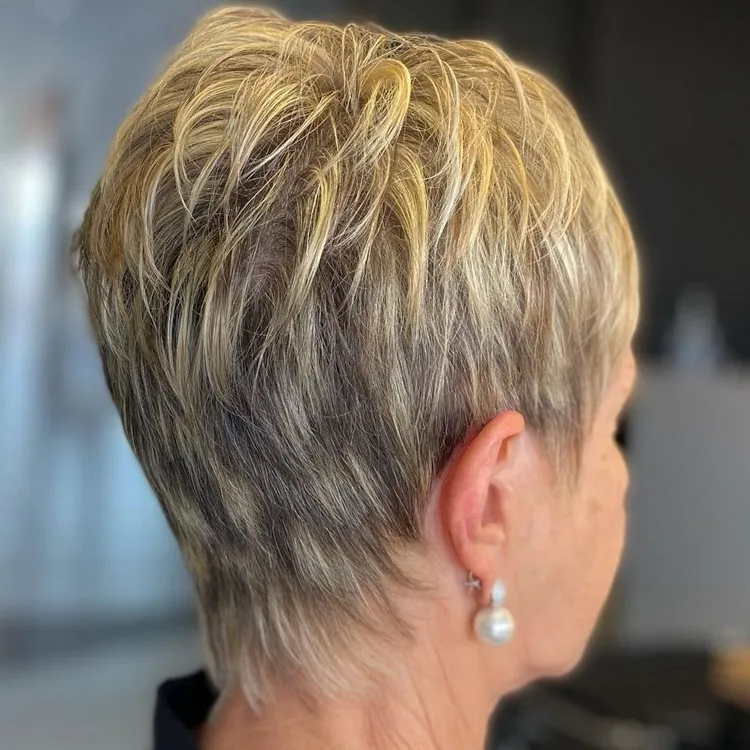 Corte de pelo corto para mujer de 60 años con gafas ideas de tendencia 2022