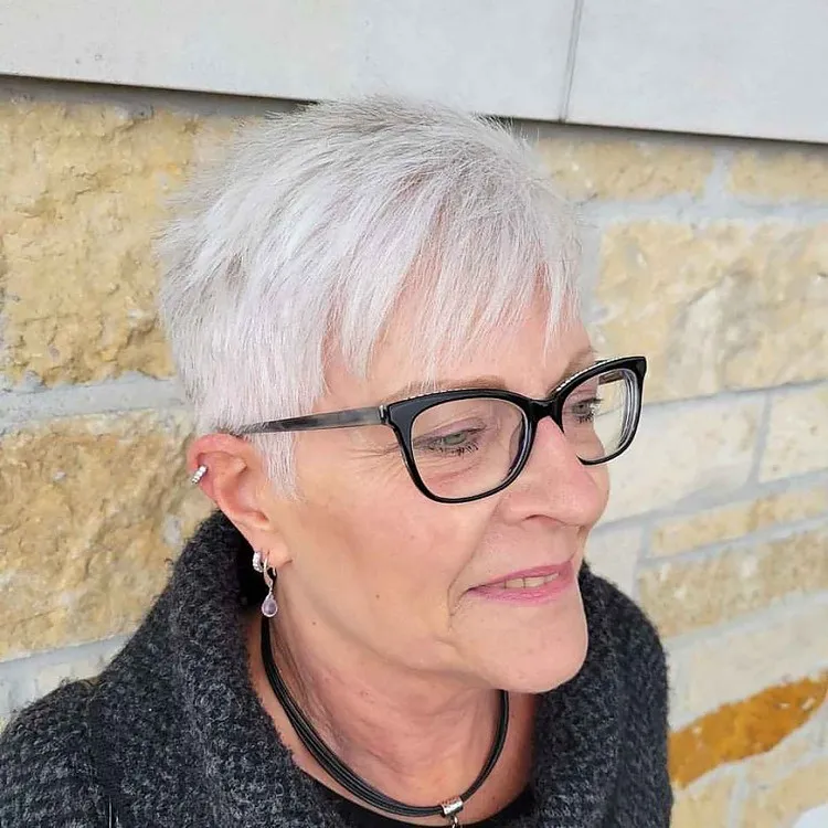 Corte pixie muy corto atajo mujer moderna años 50