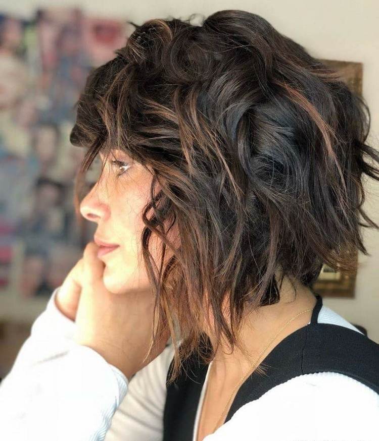 look juvenil con corte de pelo 2021 flequillo cuadrado hombros ondulados