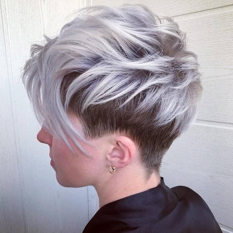 cabellera de chica joven 2021 corte de pelo corto corte pixie gris lavanda