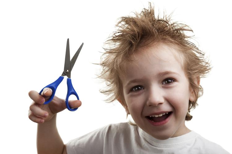 peinado auténtico para niños - cabello despeinado en melena rubia Corte de pelo de niño húmedo y despeinado