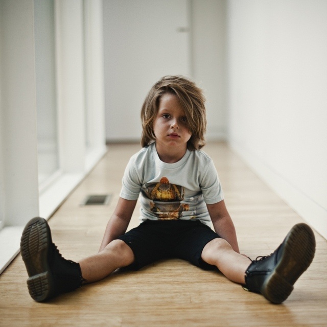 concepto de moda para chico con pelo de extensión media corte-de-cabello-estilo-chico-despeinado-pelo largo medio