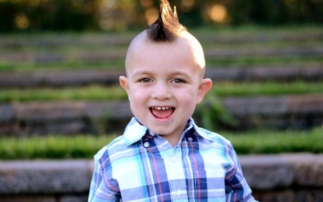 corte de pelo de pequeño: el estilo punk incluso para los más pequeños corte de pelo al estilo punk creado por un joven
