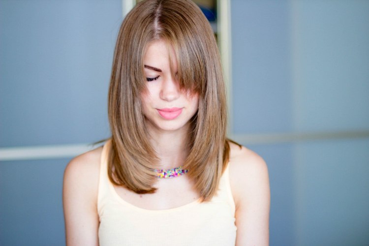 cortes de pelo de longitud media con flecos