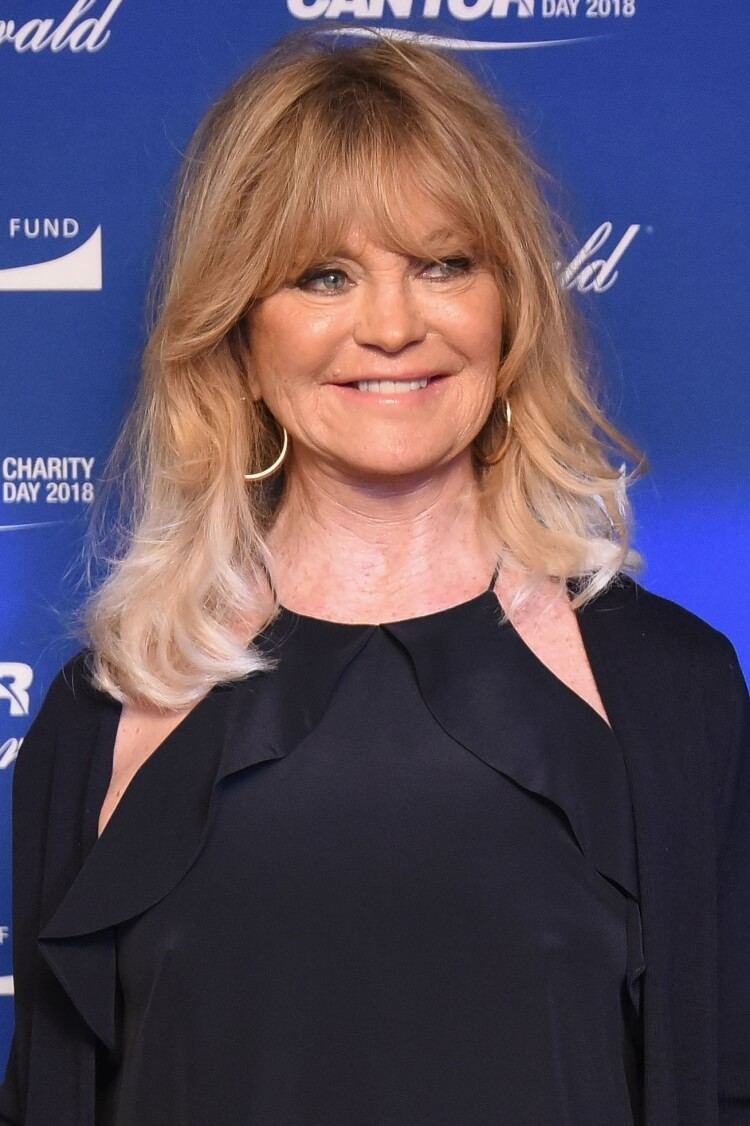 Peinados de longitud media para mujeres de 50 años 5 - 【MioEstilo】 peinado de mujer de longitud media con flequillo a los 50 años