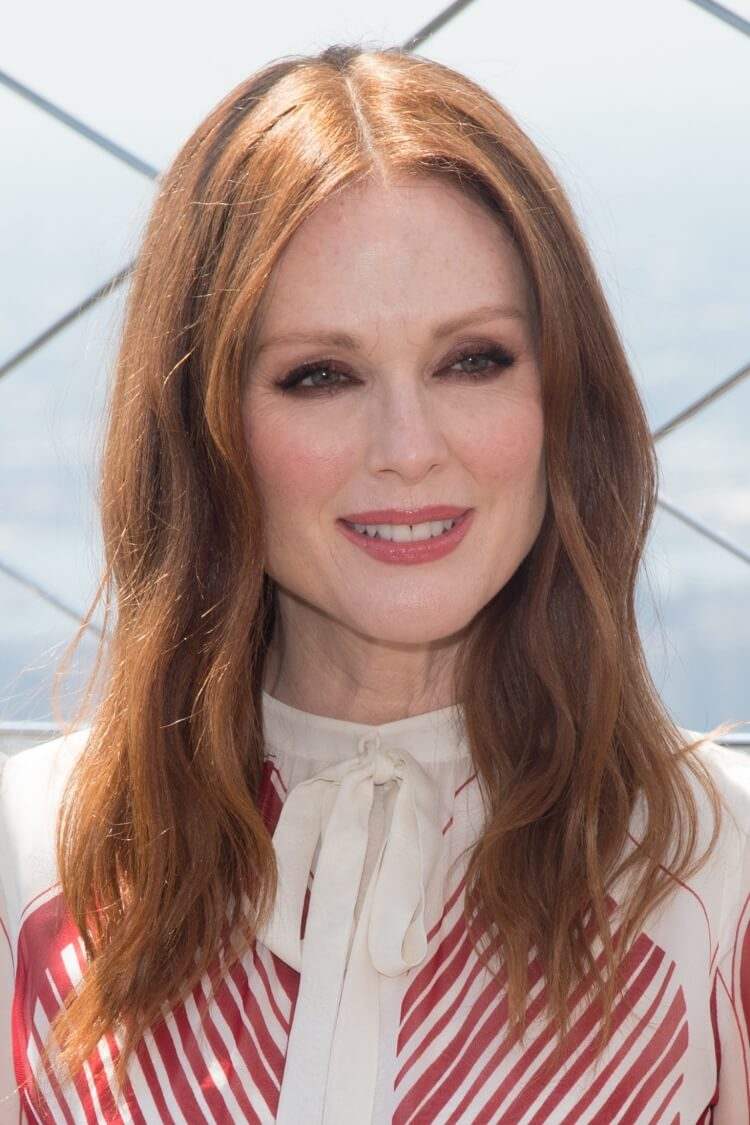 Peinados de longitud media para mujeres de 50 años 9 - 【MioEstilo】 Cortes de cabello de longitud media para mujeres mayores de 50 años con melena castaña de Julianne Moore