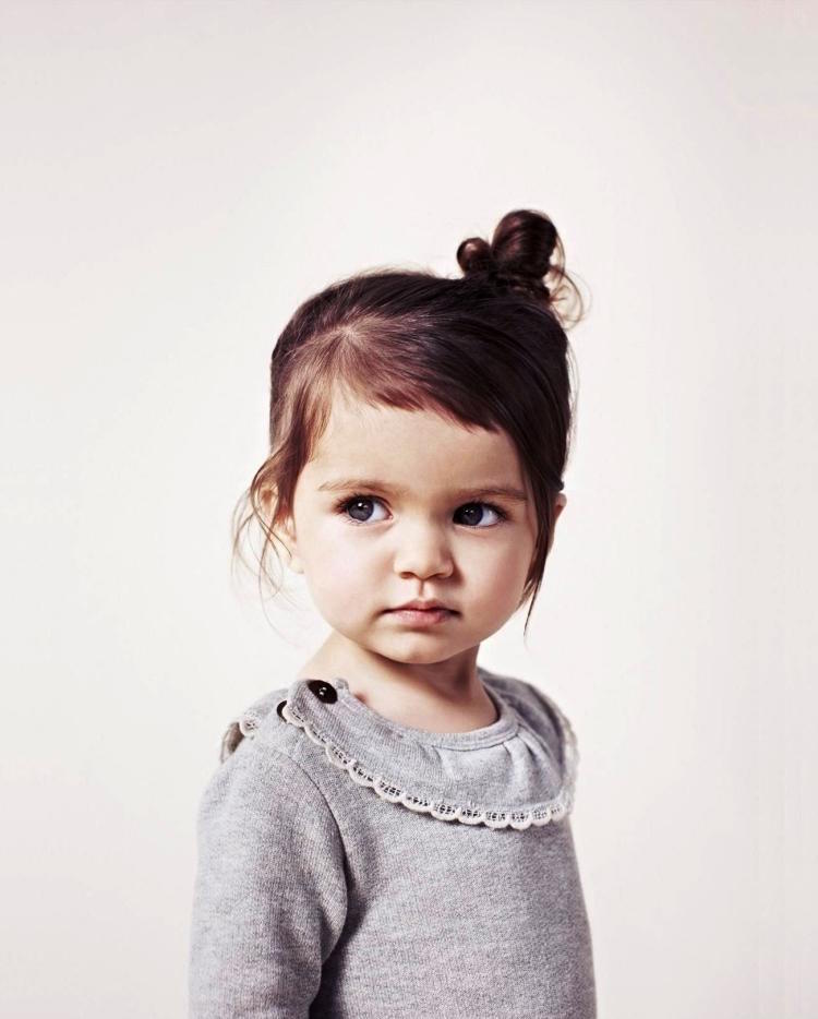 estilo capilar infantil-flequillo-asimetrico-pequeño-moño