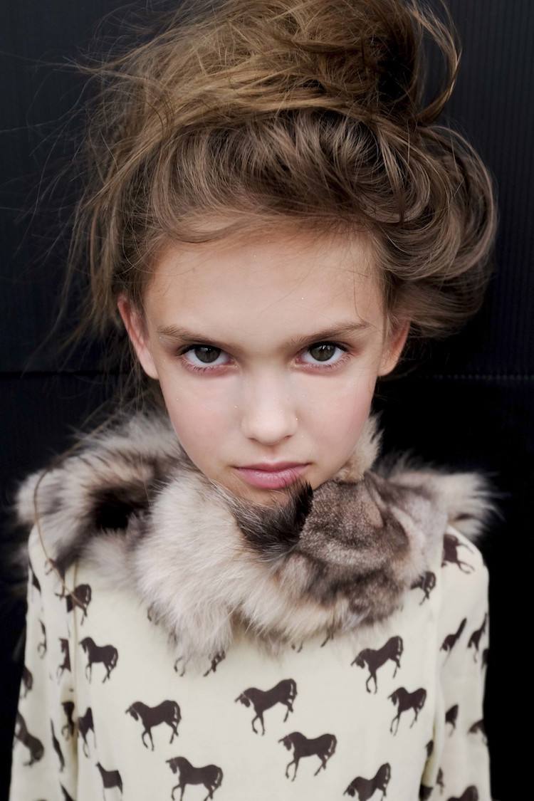 estilo capilar infantil-peinado-niña-desordenado-moño-voluminoso