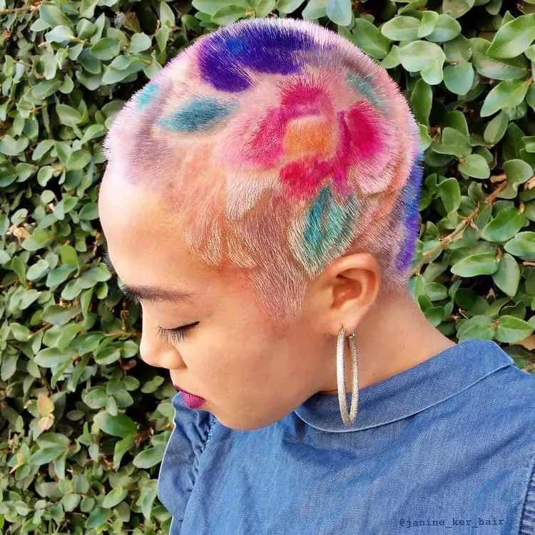 mujer con corte de cabello rapado colorido tendencia para el período de frío cabello de arcoíris