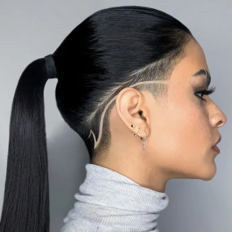 corte de cabello rapado en los lados de mujer cola de caballo clásica tatuaje temporal en el cabello corte de cabello corto tendencia para el período de frío