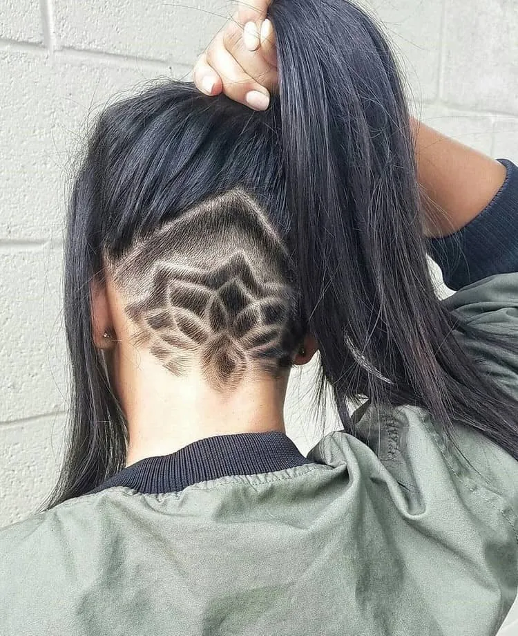 corte de pelo rapado mujer en la parte trasera tatuaje temporal en el cabello pelo largo oculto peinado tendencia para el período de frío