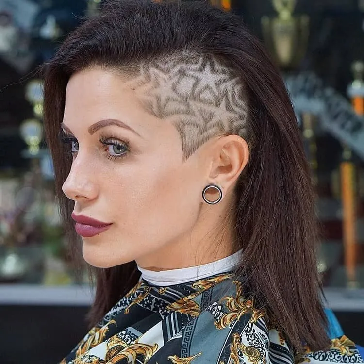 mujer con corte de cabello afeitado en un lado tatuaje temporal de pelo a la moda para el período de frío