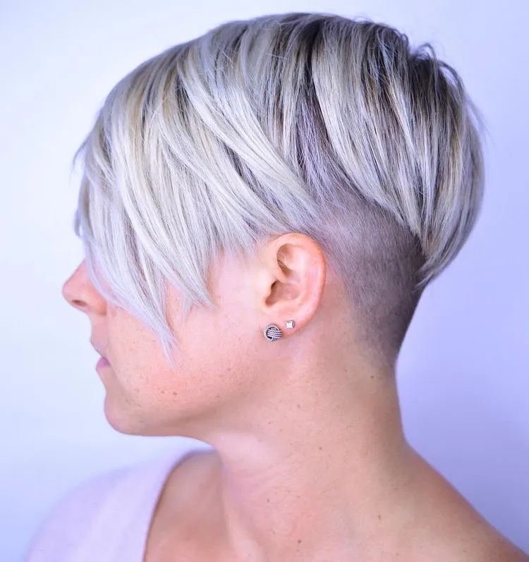 mujer con corte de cabello rapado en la nuca estilo pixie tendencia para el período de frío