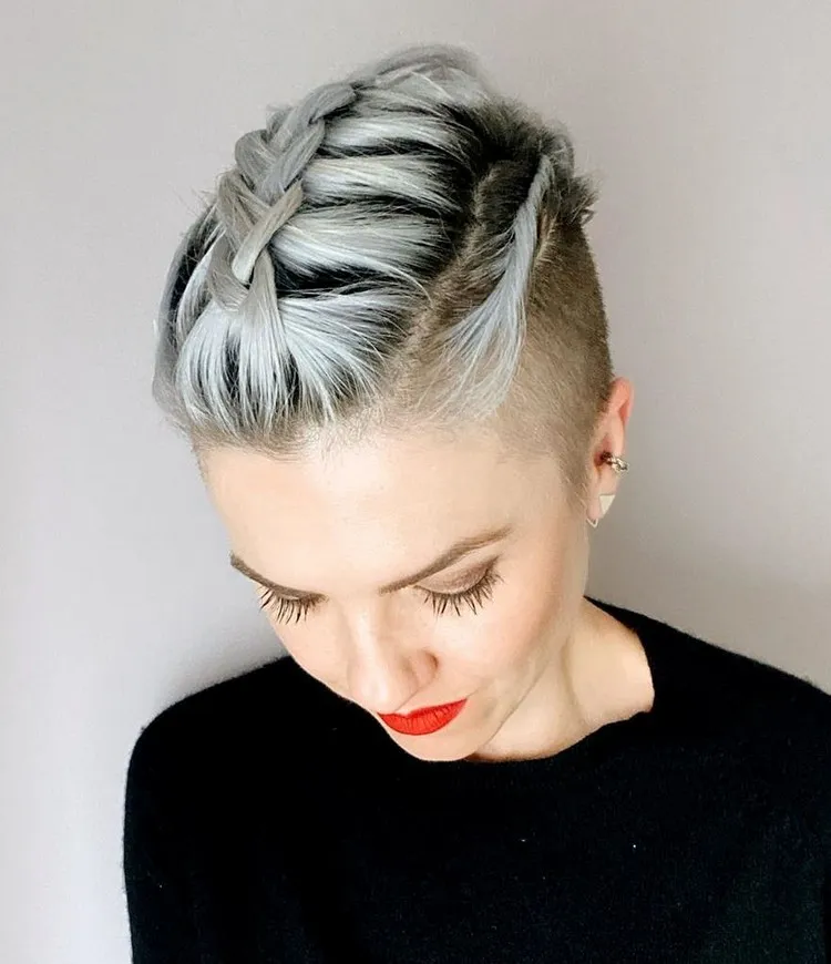 corte de pelo rapado en los costados y trenzado en la parte superior peinado de moda invierno 2021