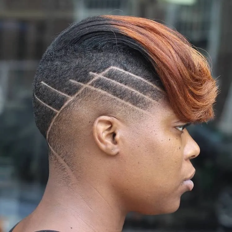 mujer con corte de cabello afro afeitado a un lado tatuaje temporal en el cabello cabello más largo arriba tendencia para el período de frío