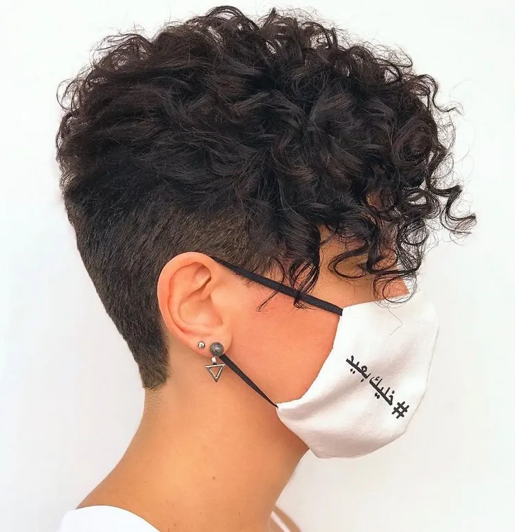 corte de pelo rapado mujer 2021 cabello ondulado tendencia para invierno peinado