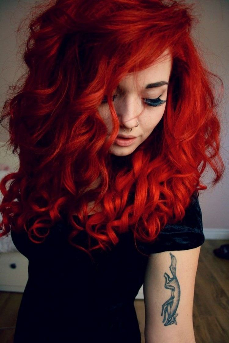 ¿Estás interesado en lucir un cabello colorado? 10 propuestas e inspiración 14 - 【MioEstilo】 Pelo rojo peinado melena salvaje flequillo rojo intenso mujer look elegante