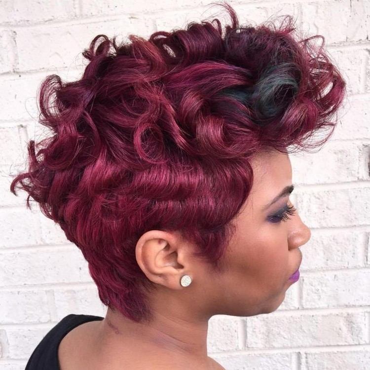 ¿Estás interesado en lucir un cabello colorado? 10 propuestas e inspiración 9 - 【MioEstilo】 Peinados en tonos castaños tendencias de peinados para mujeres con cabello corto y rizado
