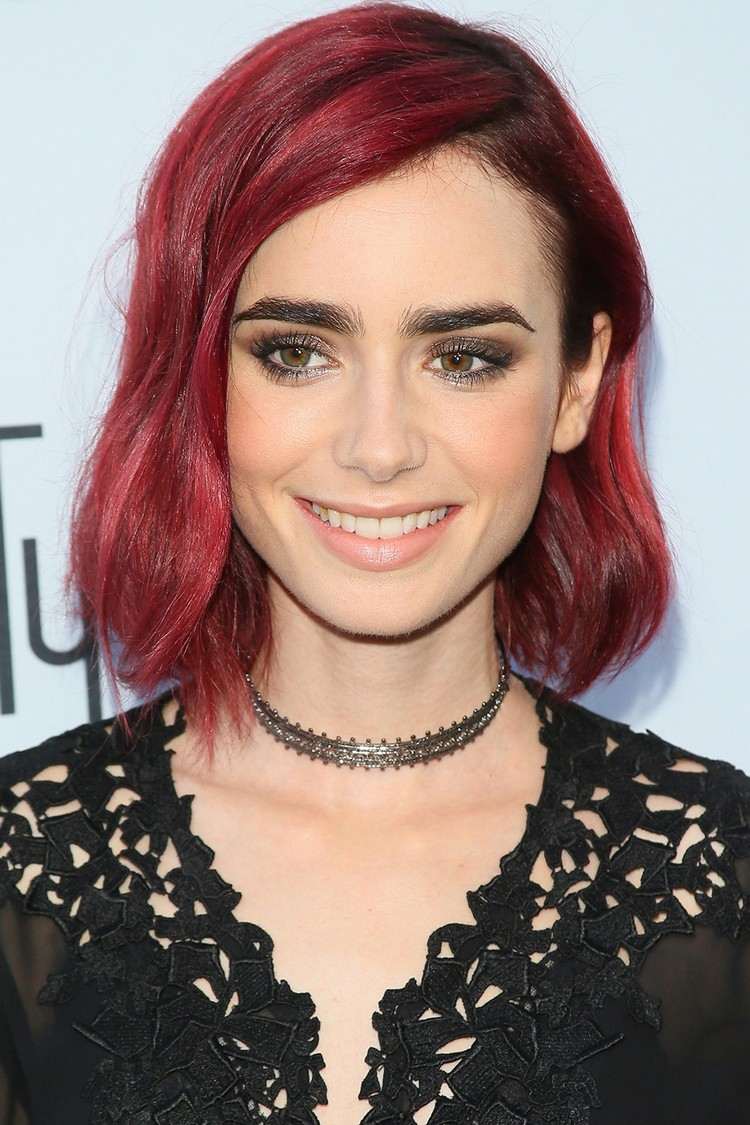 ¿Estás interesado en lucir un cabello colorado? 10 propuestas e inspiración 12 - 【MioEstilo】 Lilly Collins cabello rojo peinado look estrella alfombra roja corto cuadrado Bob flequillo lateral