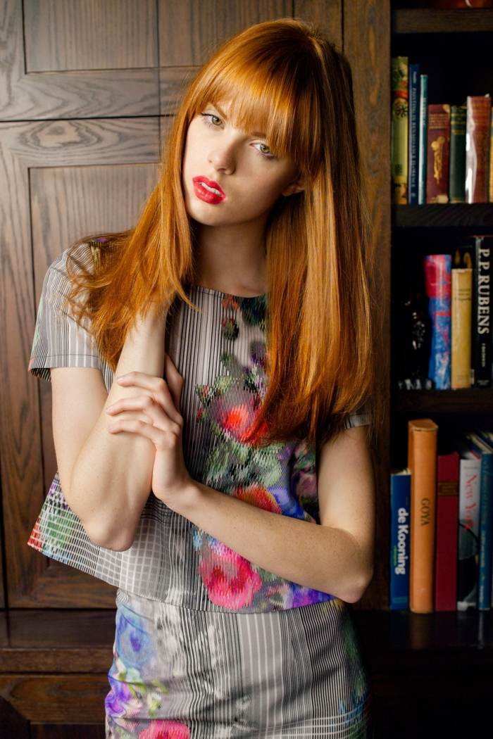 melena larga con flequillo en un moderno tono rojo cobrizo corte-de-cabello-tendencia-2015-color-rojo-flequillo-cobre
