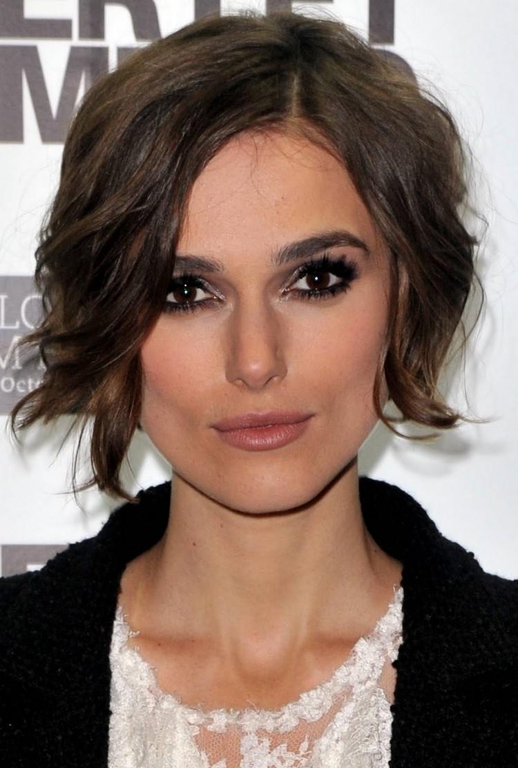 keira knightley corte de pelo asimétrico corto con raya a un lado mujer de 30 o 40 años