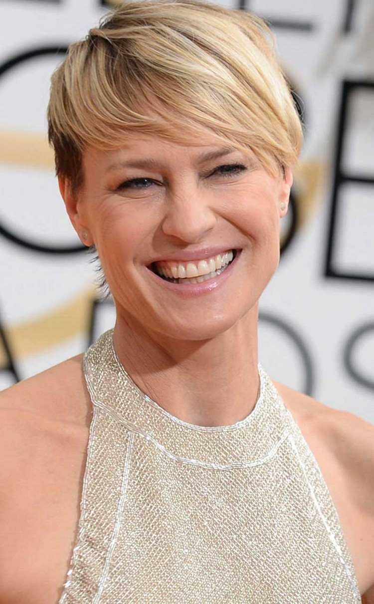 corte de pelo rubio para cara cuadrada en mujer de 50 años