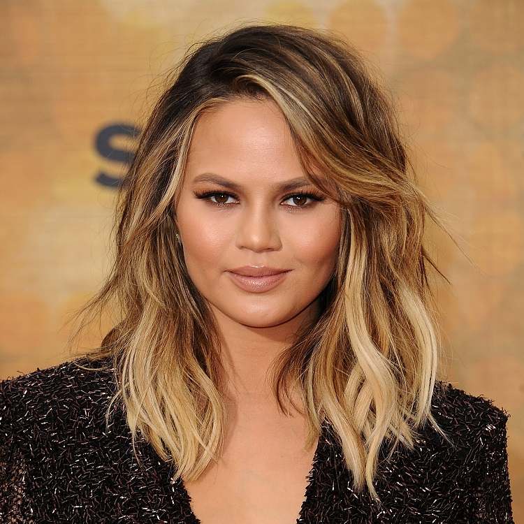 Tintura y corte de cabello para rostro redondo con mechones rubios