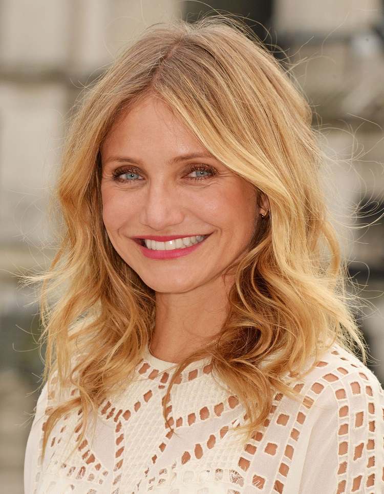 Corte de cabello para mujer de 50 años con rostro redondo y anteojos.