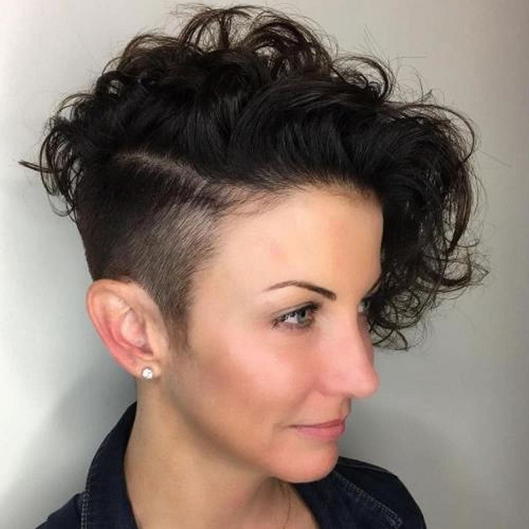 corte de cabello desigual corto cabello ondulado rizado rapado