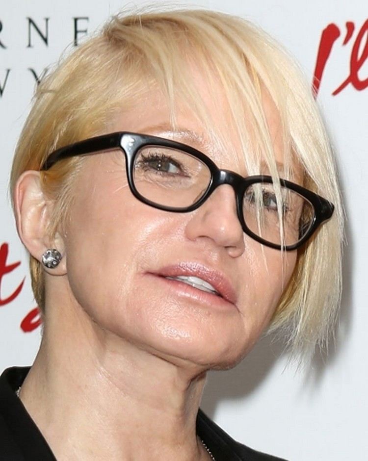 corte de cabello corto asimétrico para mujeres de 50 años inspirado en las celebridades de Hollywood