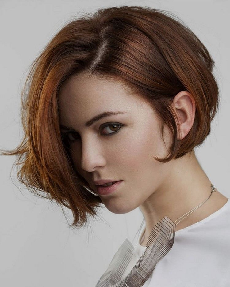 bob-corto-raya-lateral-color-auburn-efecto-desigual
