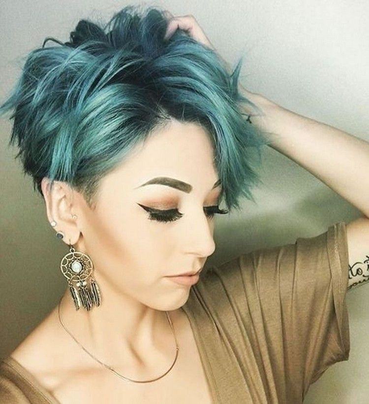 corte de cabello desigual muy corto pelo verde azul corte pixie