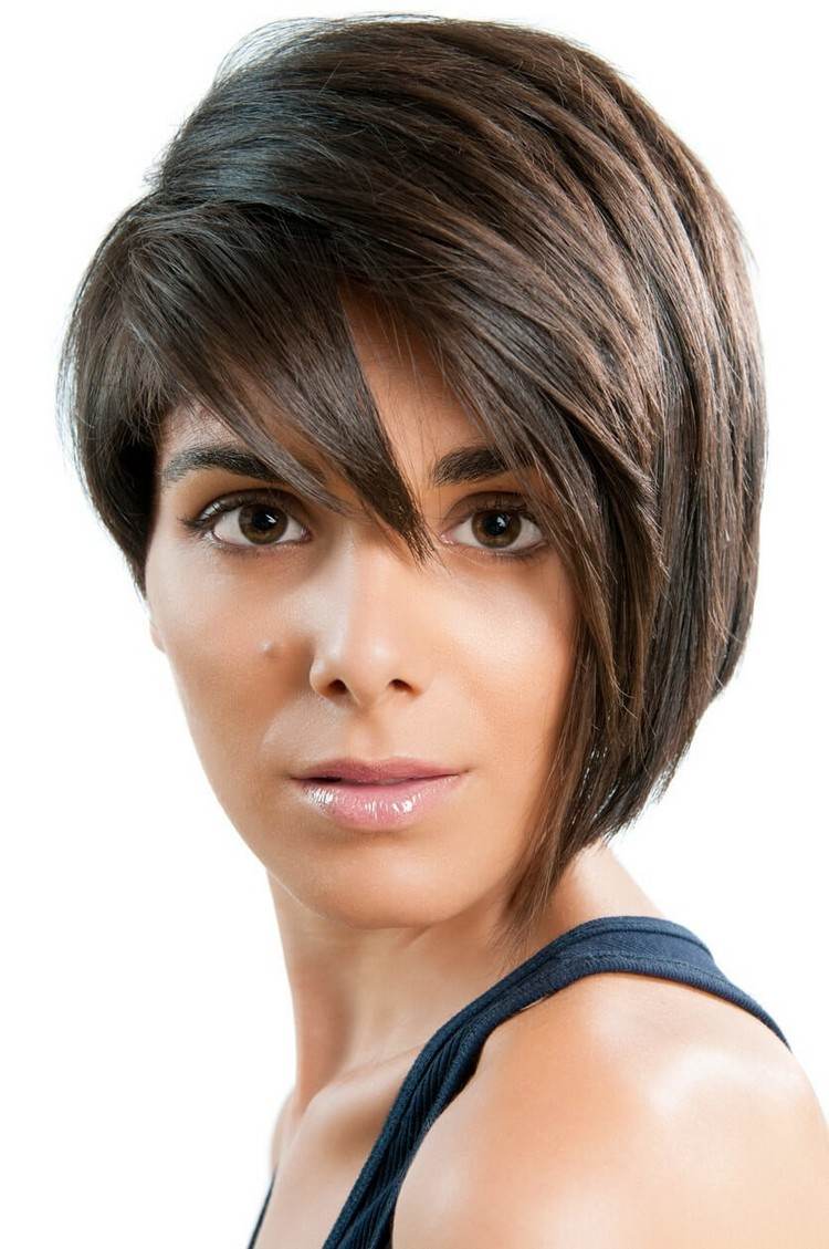 pelo liso desigual de un lado cortado en capas muy corto