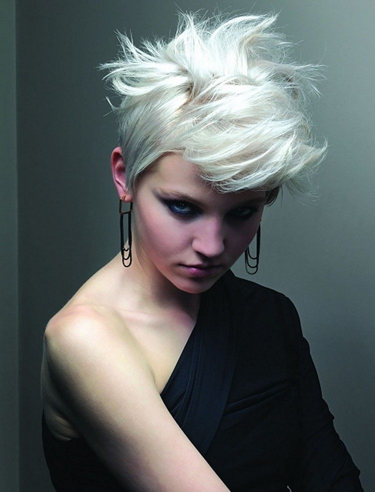 corte desigual muy corto cabello blanco corte pixie