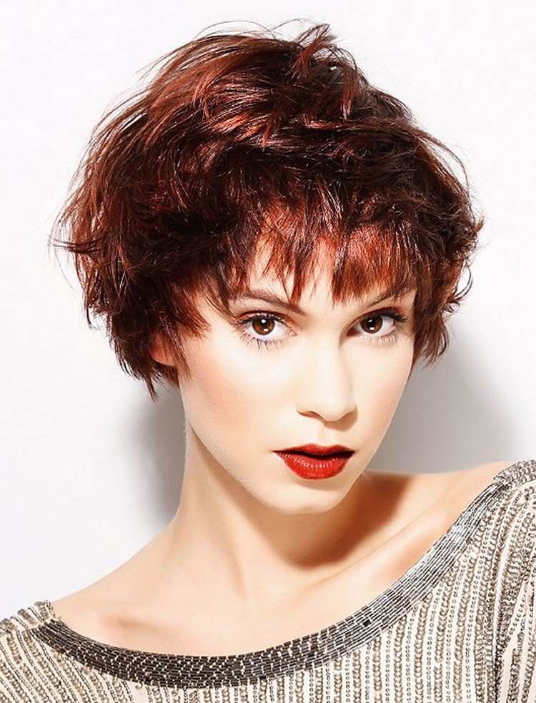 corte de cabello desigual muy corto cabello fino corte pixie coloración rojiza