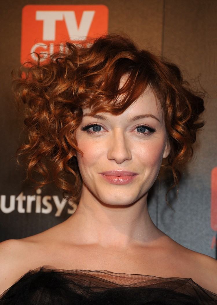 cabello rizado corto tono cobrizo corte asimétrico de Christina Hendricks