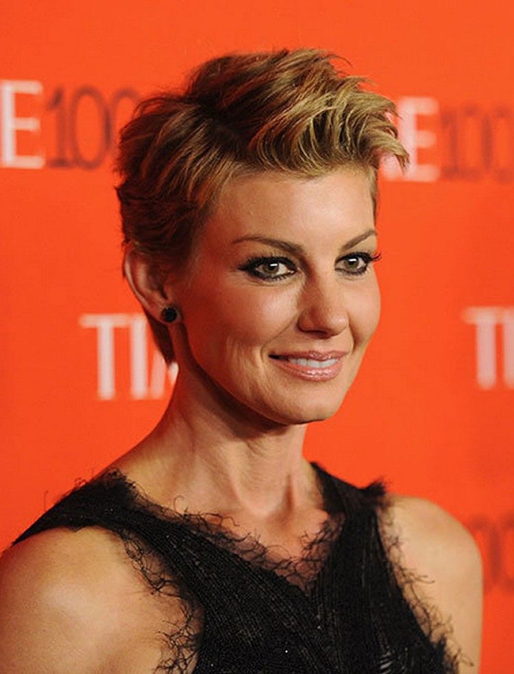 idea de corte de cabello corto asimétrico para mujeres de 50 años en alfombra roja